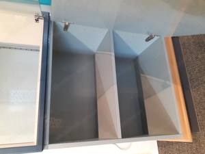 Glasvitrine mit Holzunterbaukasten und Beleuchtung Bild 3