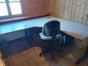 Schreibtisch und Büroschiebeschrank Bild 2