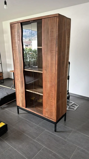 Wohnzimmermöbel aus Massivholz Bild 3