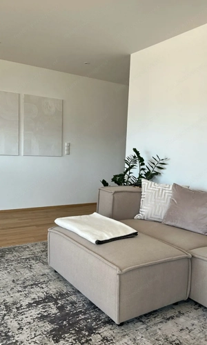 3-Sitzer-Sofa + Hocker in Beige Bild 2