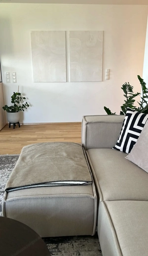 3-Sitzer-Sofa + Hocker in Beige Bild 4