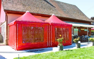 Car-Port - aus zwei schwarzen Zelten, mit allen Seiten-Teilen