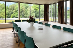 Arbeitsort, Treffpunkt oder Teamspace   alles unter einem Dach in Regus Hall Haus