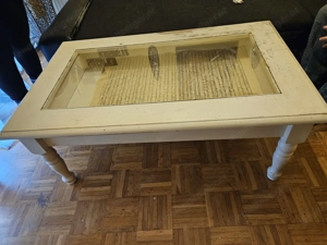 Tisch mit Glaseinsatz