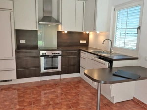 Charmantes Einfamilienhaus mit offenem Wohn-Essbereich, Balkon & Garten   126 m  Bild 4