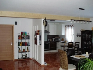 Charmantes Einfamilienhaus mit offenem Wohn-Essbereich, Balkon & Garten   126 m  Bild 2