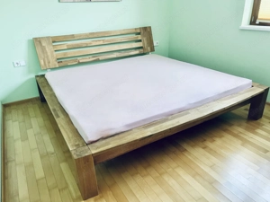 Stilvolles, großes Holzbett inkl. Lattenrost