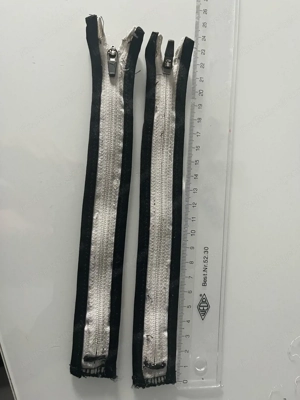 2 Reissverschlüsse 20 cm mit schwarzer Umrandung