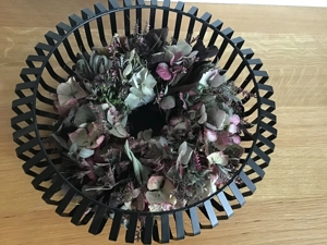 Korb mit Blumenkranz schwarz  Bild 2