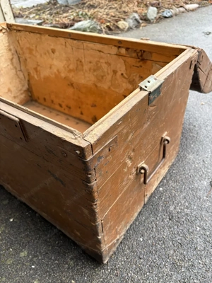 Alte Truhe Bild 3