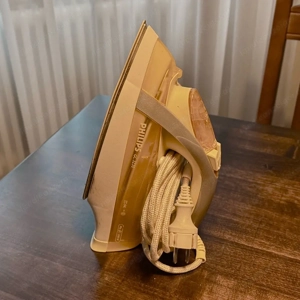 Staubsauger und Dampfbügeleisen Bild 2