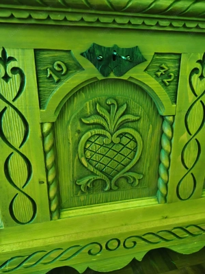 Alte Holztruhe aus dem Grödnertal  Bild 4