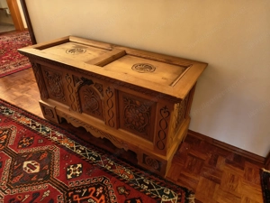 Alte Holztruhe aus dem Grödnertal  Bild 2