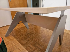 Massiver Schreibtisch