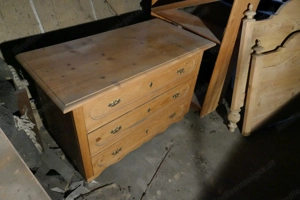 Kommode abgelaugt mit Holzwurmbefall geschenkt Bild 2