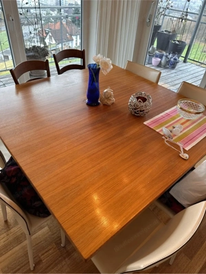 Massiver Holztisch mit Lederstühlen - Esszimmer Set Bild 3