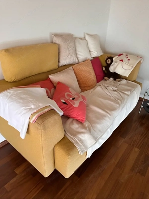 Gemütliches Sofa mit vielen Kissen Bild 2