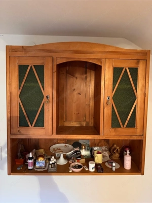 Antiker Hängeschrank massiv Holz mit grünen Glaseinsätzen