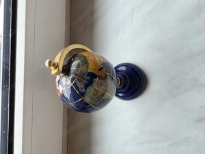 Kleiner dekorativer Tischglobus   Blau Gold   Metallfuß Bild 2