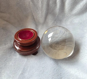 Kristallkugel mit Holzsockel   dekoratives Sammlerstück Bild 2