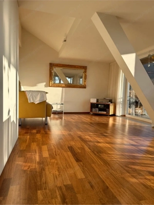 Altbau Dachgeschosswohnung mit Balkon, Garten, Stauraum, Garage