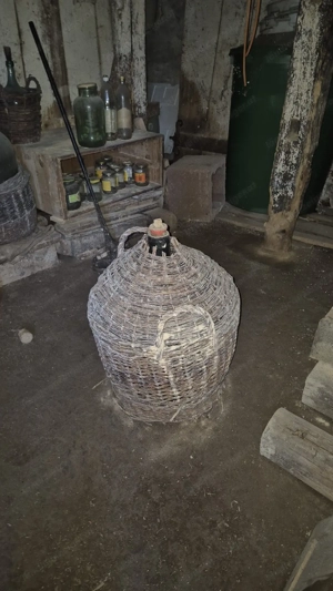 Sehr alte Glasballons   Gärballons mit Weidenkorb   originaler Kellerfund Bild 2