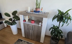 Wohwand mit Tisch und Kommode Bild 3