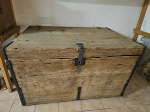alte Kiste  mit Eisenbeschlägen