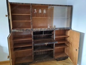 Holzschrank dunkel mit Glastüren Bild 3