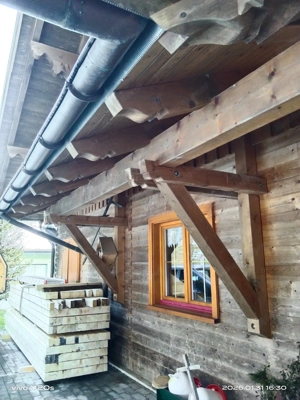 Vordach mit geschwungenen Köpfe