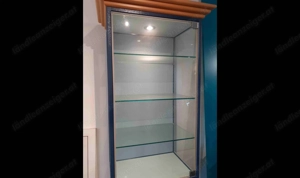 Glasvitrine mit Holzunterbaukasten und Beleuchtung Bild 2