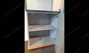 Glasvitrine mit Holzunterbaukasten und Beleuchtung Bild 3