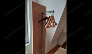 Kleiderständer auf Rollen mit Regal Präsentation Bild 3