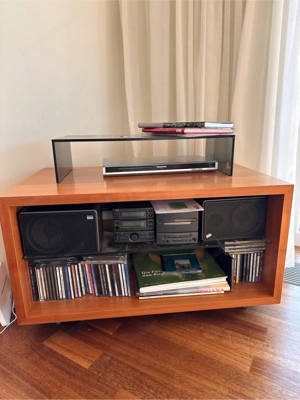 TV-Möbel aus hellem Holz mit offenen Fächern Bild 2