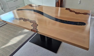 Esstisch aus Buche mit eingesetzten Ästen und Steinen in blauem Epoxidharz, Stahl Mittelfuss Bild 3
