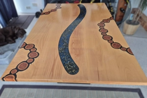 Esstisch aus Buche mit eingesetzten Ästen und Steinen in blauem Epoxidharz, Stahl Mittelfuss