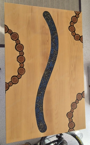 Esstisch aus Buche mit eingesetzten Ästen und Steinen in blauem Epoxidharz, Stahl Mittelfuss Bild 4