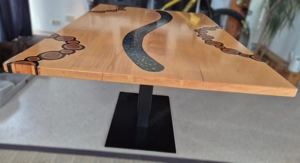 Esstisch aus Buche mit eingesetzten Ästen und Steinen in blauem Epoxidharz, Stahl Mittelfuss Bild 5