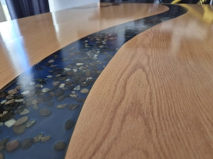 Esstisch aus Buche mit eingesetzten Ästen und Steinen in blauem Epoxidharz, Stahl Mittelfuss Bild 6