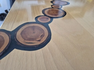 Esstisch aus Buche mit eingesetzten Ästen und Steinen in blauem Epoxidharz, Stahl Mittelfuss Bild 7