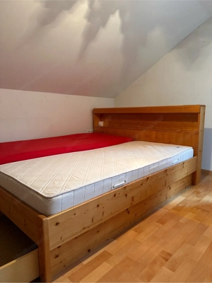 Massives Holzbett mit Stauraum und Ablage 