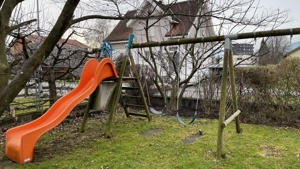 Rutsche mit Schaukel.