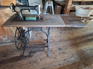 Alte Nähmaschine  Bild 2