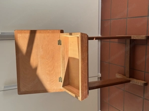 Pult mit aufklappbarem Fach