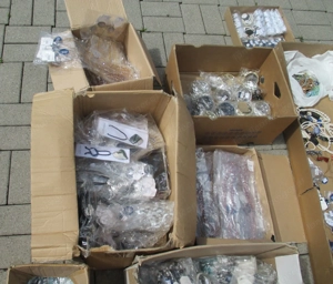 Schmuck Spielzeug Restposten Dekoration Deko Modeschmuck Hänger Ohrringe Armreifen Bild 7