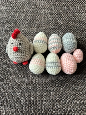 Osterdeko: Huhn und 7 Eier