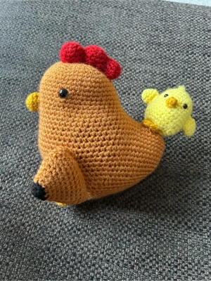 Osterdekoration: großes Huhn und Küken Bild 2