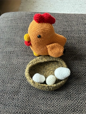 Osterdekoration: Huhn, 3 Eier und Nest