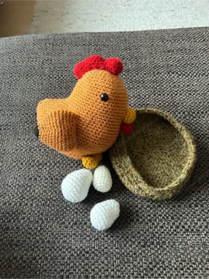 Osterdekoration: Huhn, 3 Eier und Nest Bild 2