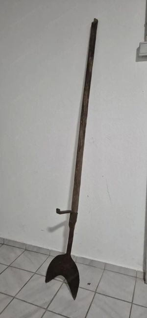 Antike Bauernwerkzeuge   Deko-Set: Dreschflegel, Torfstecher & Handspritze Bild 4